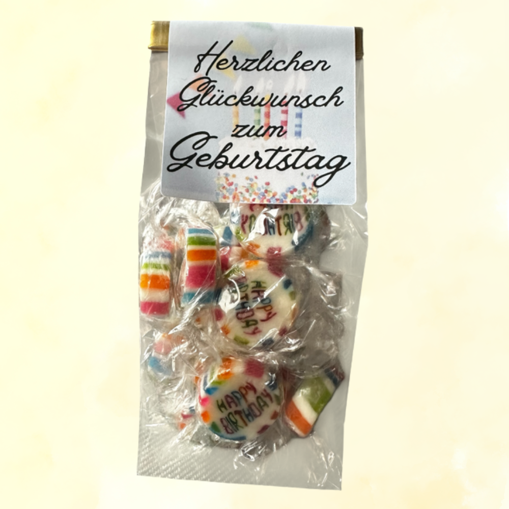 Fruchtige Kirsch-Bonbons in süßer Geburtstagstüte verschenken.