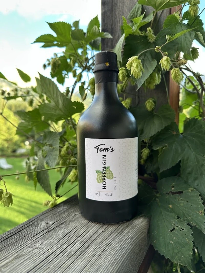 Feiner Hopfen und würzige Botanicals – Tom’s Hopfen Gin aus Finnentrop, NRW, 44% vo-zoom